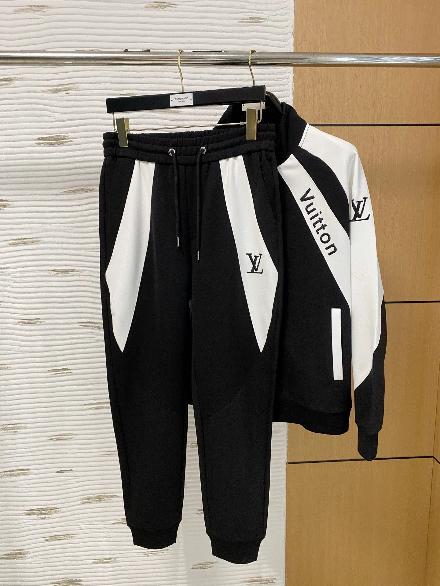 🅿️720 [LV Louis Vuitton] hot-selling suit is coming. Focus on the original version of the official website. 2025 new hot-selling cardigan and sweatshirt suit. The original order is the best. 🇭🇰The meticulous work of top designers. It has a fitting and perfect upper body effect. All-natural high-quality Tencel Roman cotton 100%, close-fitting comfort, noble and elegant! Original hardware embodies elegance and nobility! Counter size: M-3XL (maximum wear up to 190 pounds)